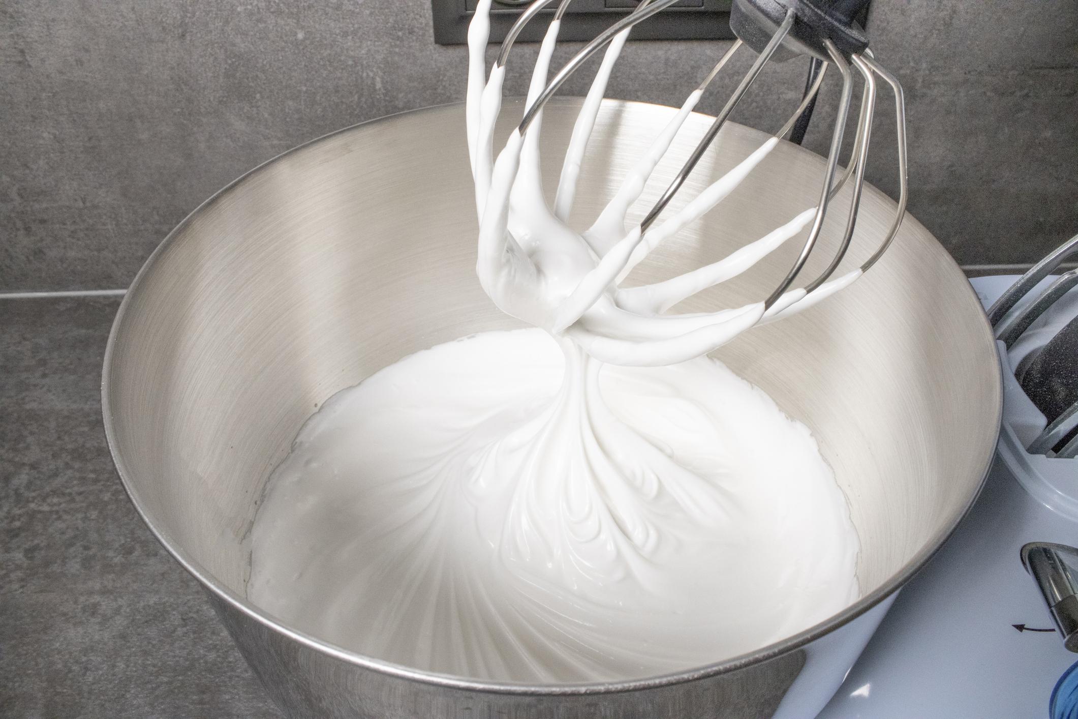 Meringue française, suisse ou italienne : différences, usages et astuces pour réussir à coup sûr